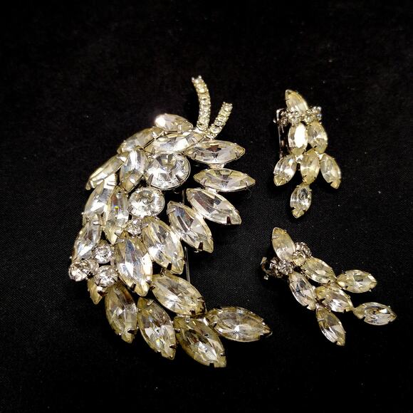 Vintage Clear Rhinestone Floral Brooch Clip Earrings Set, Rhodium Plated, 1960s - Picture 8 of 10